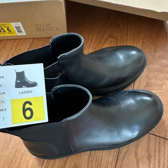 Steve Madden Ladies' Chelsea Boot - Picture 3 of 5